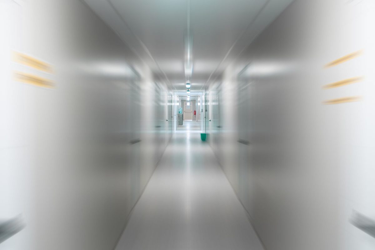Corredor de hospital — imagem ilustrativa sobre a espera na fila da regulação do SUS